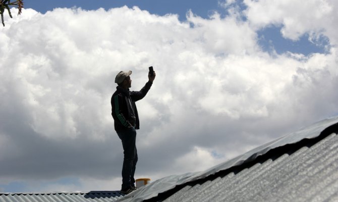 Telefonları çekmiyor çatıya çıkıyorlar