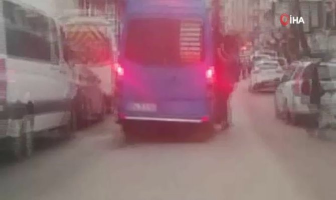Minibüsün kapısından sarkarak yapılan tehlikeli yolculuk kamerada
