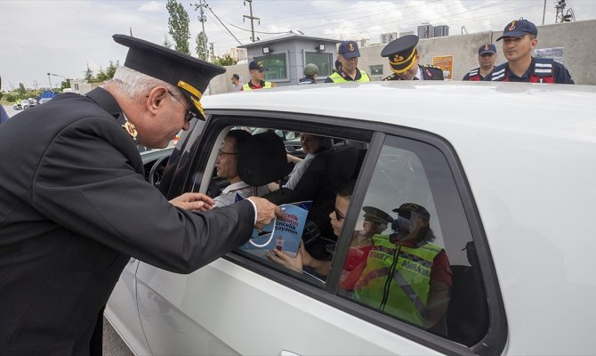 Jandarmadan 'arka koltukta emniyet kemeri' uyarısı