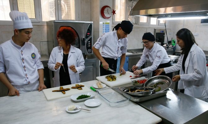 Türkiye'nin 'turizm elçilerini' yetiştiriyorlar