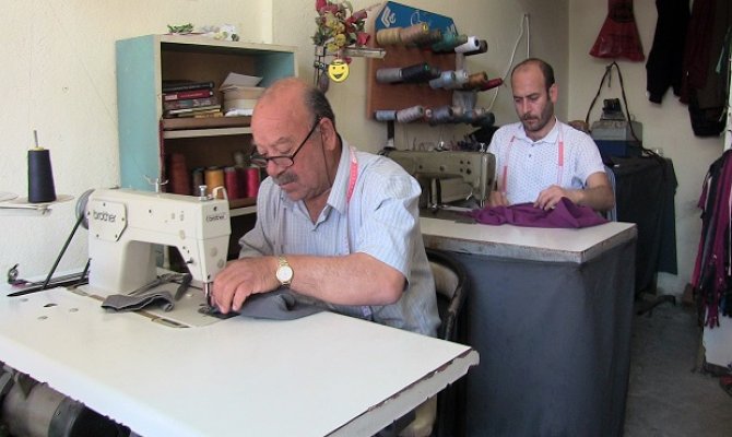 Terzi baba ile oğlu mesleklerini yaşatma mücadelesi veriyor