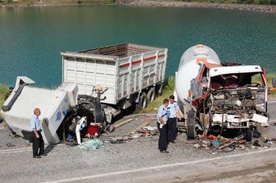 Kamyon ve LPG tankeri çarpıştı