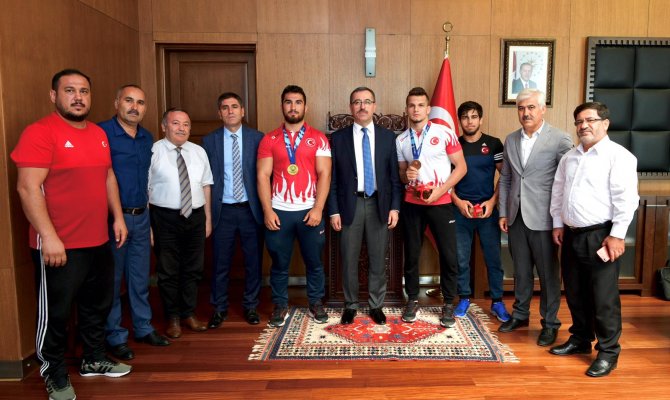 Şampiyon Güreşçilerden Başkan Güngör’e Ziyaret