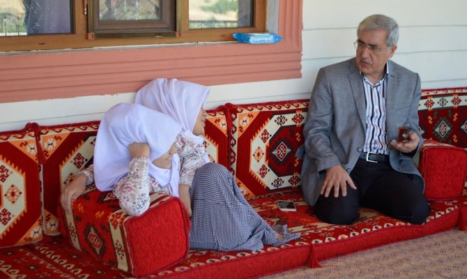 Rektör Can, Siyam İkizleri Ziyaret Etti