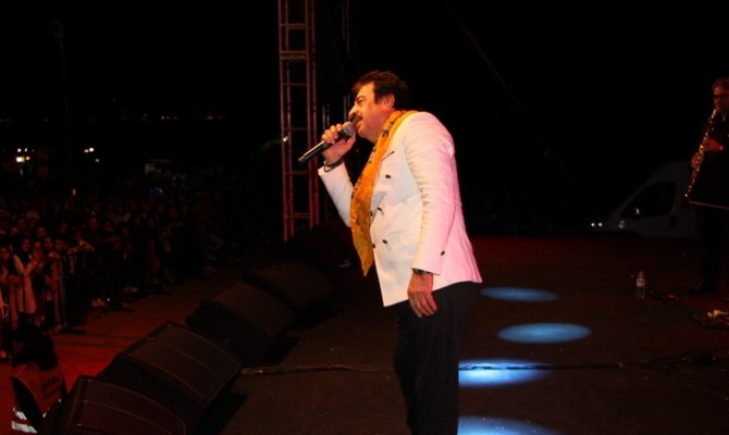 Ünlü şair ve bestekar hayranlarıyla buluştu