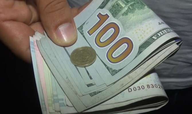 Cami avlusunda bulduğu para dolu cüzdanı sahibine teslim etti