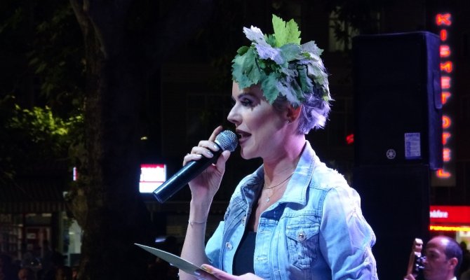 Ünlü manken saçına taktığı bağ yaprağı ile sunuculuk yaptı