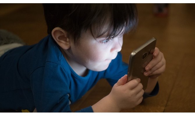 Cep telefonları çocuklar için daha riskli