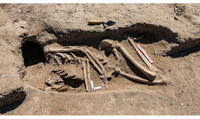 Kafatası olmayan 2 bin 700 yılık iskelet araştırılıyor