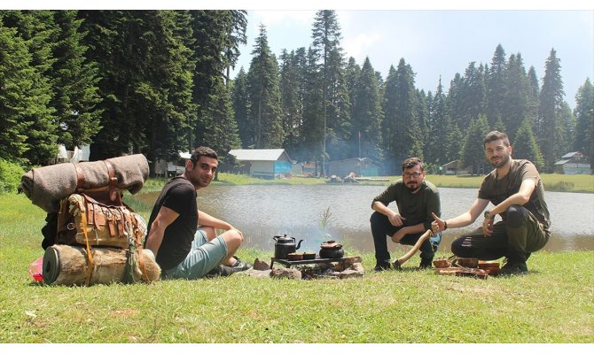 Şehir hayatını bırakıp kamp yaşamını tercih etti