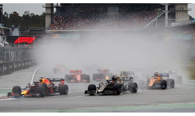 Yağmur altında kazanan Verstappen