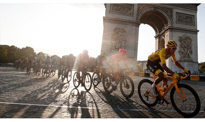 Fransa Bisiklet Turu'nun son 110 yıldaki en genç şampiyonu Bernal oldu
