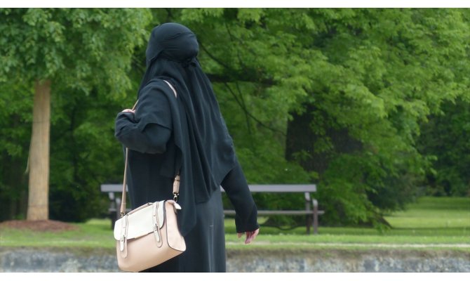 Hollanda'da burka yasağına tepkiler sürüyor