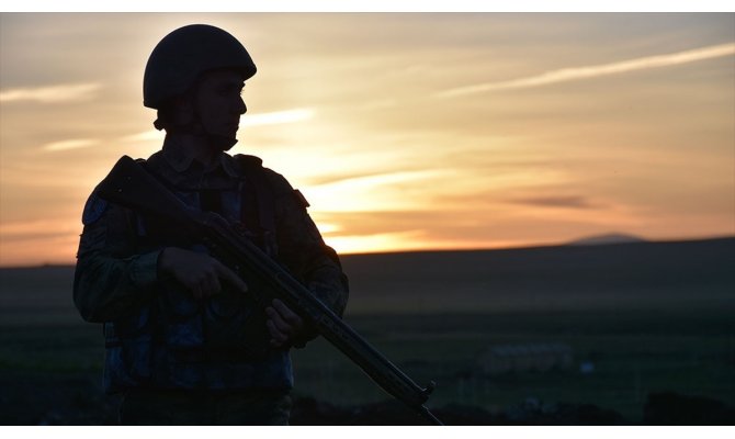 Kars'ta silahlı 3 terörist etkisiz hale getirildi