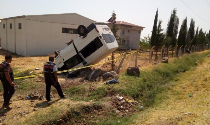 Pazarcık'ta ailesinden izinsiz aldığı minibüsle takla attı: 1 ölü, 4 yaralı