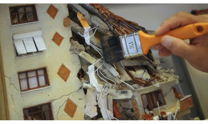 Deprem gerçeğine rölyef tablosuyla dikkati çekiyor