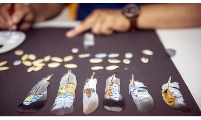 Doğu'nun kültürünü çekirdek ve güvercin kanadında yaşatıyor