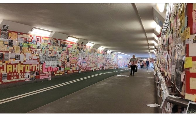 Hong Kong'da protestolar 'Lennon Tüneli'yle halka yansıyor