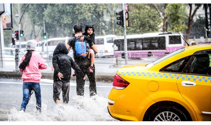 İstanbul'u 'çok hücreli fırtına' vurdu