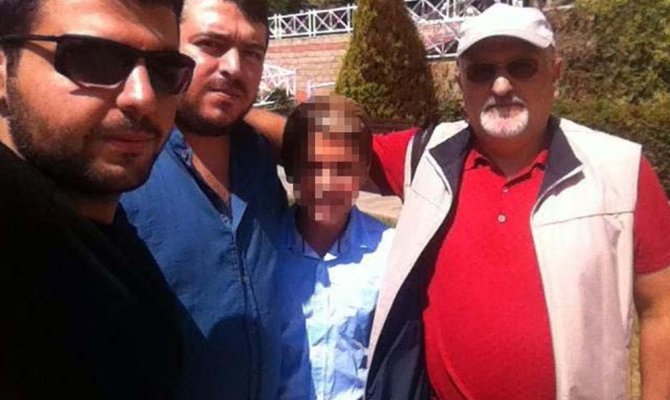 Dehşeti yaşatan ile dehşeti yaşayan aile üyeleri aynı karede