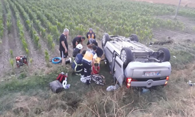 Hafif ticari araç şarampole devrildi: 5 yaralı