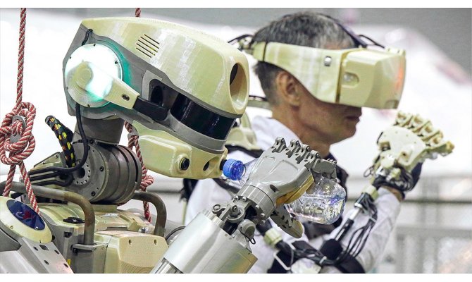 İnsansı robotu taşıyan Rus mekiği uzay istasyonuna bağlandı