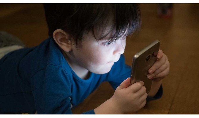 'Çocuklar yatma saatine yakın parlak ekrandan uzak durmalı'