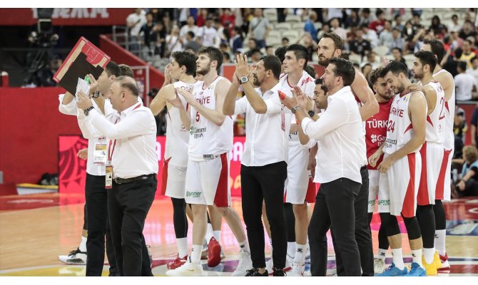 A Milli Erkek Basketbol Takımı umutlarını son maça taşıdı