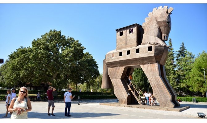 Troya 2 bin 500 yıl önce de turistlerin gözdesiydi