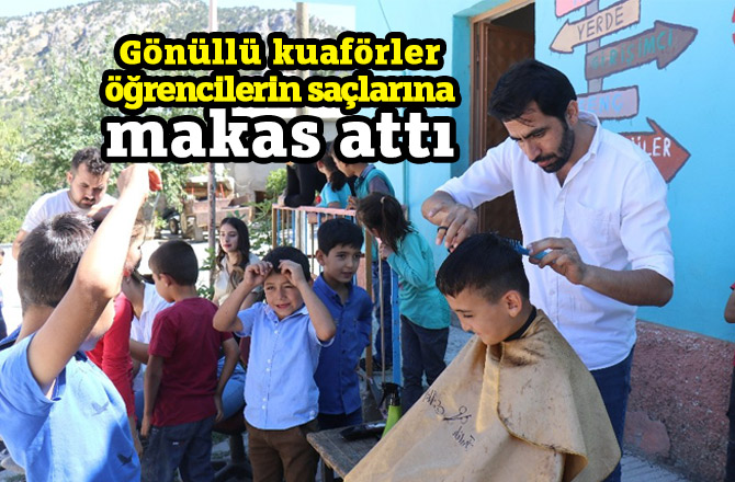 Gönüllü kuaförler öğrencilerin saçlarına makas attı