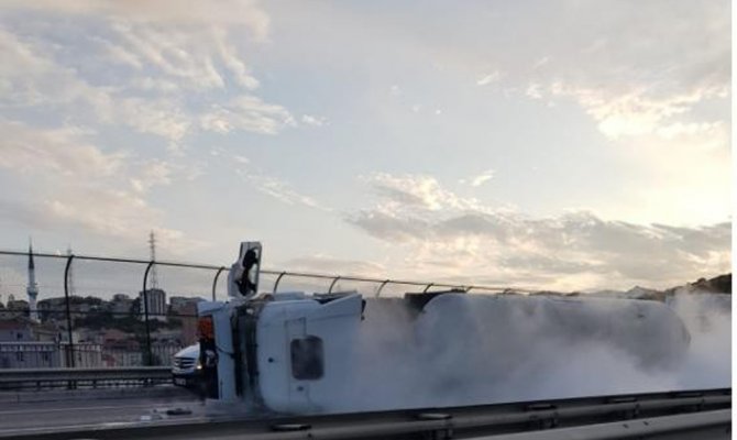 TEM otoyolunda oksijen yüklü tanker devrildi: TEM trafiğe kapanı