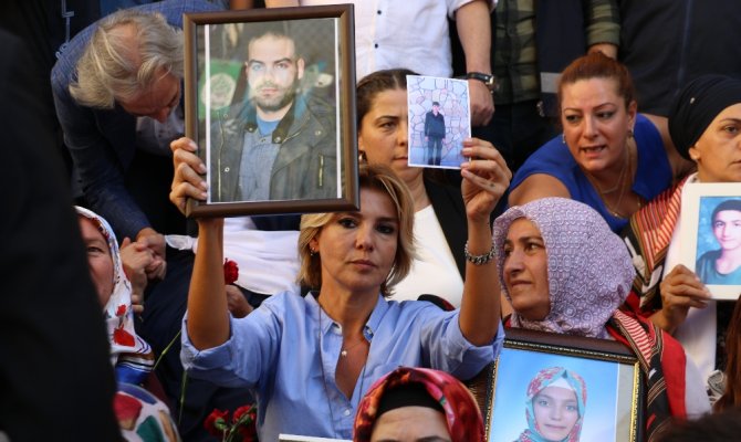 Sanat camiasından ailelerin HDP önündeki eylemine destek