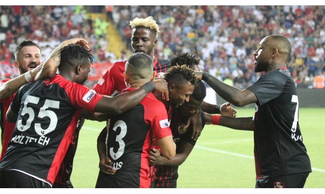 5 gol ve 3 kırmızı kartlı maçın kazananı Gazişehir