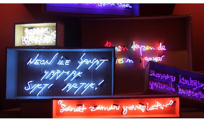 Neon'ları konuşturan 'Absürt' sergi sanatseverleri bekliyor