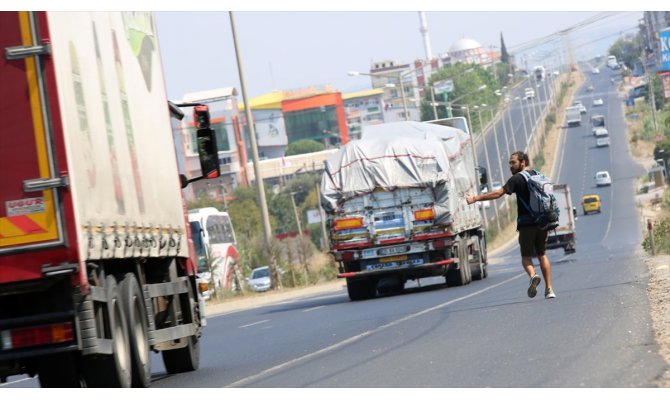 2 bin dolar harcayıp otostopla 27 ülke gezdi