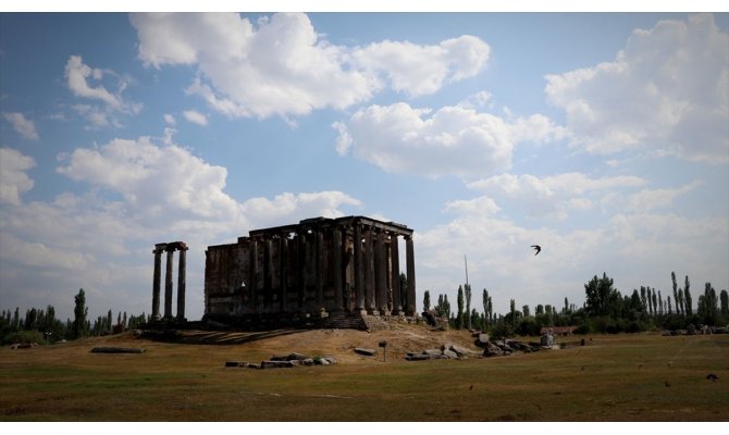 'İkinci Efes'te' Roma hamamı kalıntıları gün yüzüne çıkarıldı