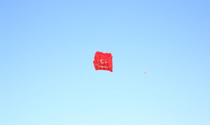 60 metrekarelik ay yıldızlı dev uçurtma İstanbul semalarında