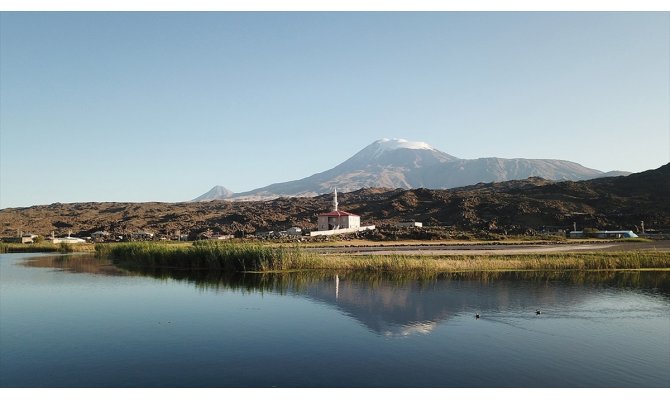 Ağrı Dağı'nın zirvesinde kar, eteğinde sonbahar var