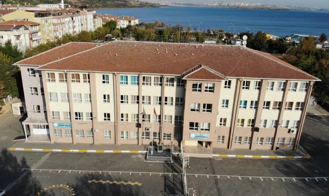 Deprem sonrası 2 okulda daha eğitime ara verildi