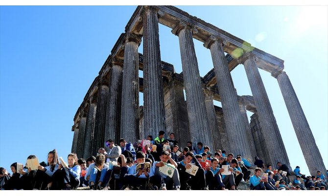 'Tarihin sayfalarında' kitap okudular