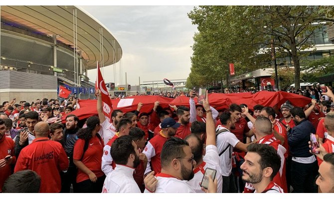 Fransa'da maç öncesinde Türkiye tezahüratları