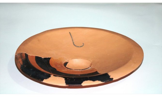 Assos'ta 2 bin 300 yıllık balık tabağı ve olta kancası bulundu