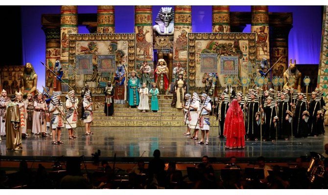 Aida, Radames'e aşkını 3 bin kişinin önünde haykıracak