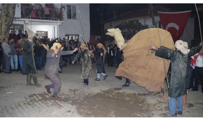 'Deve' olup gençleri askere uğurladılar