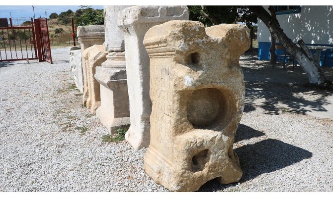 Parion'da bin 900 yıllık 'anıt mezar kitabesi' bulundu