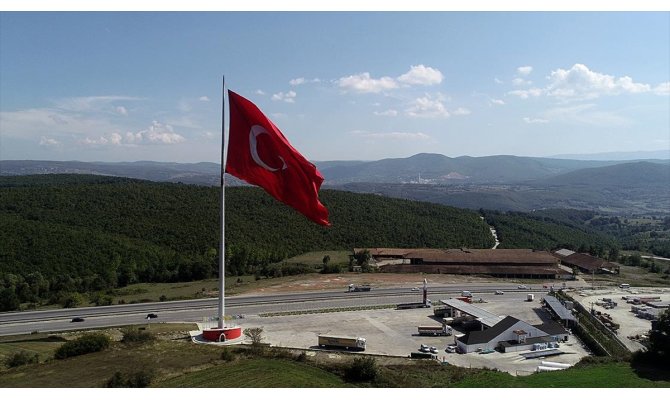 Kara yolunda dalgalanan dev Türk bayrağı