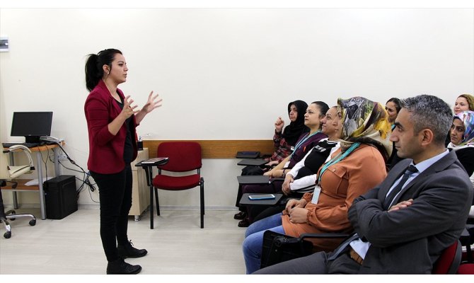 Sağlık personeli engeli kaldırmak için işaret dili öğreniyor