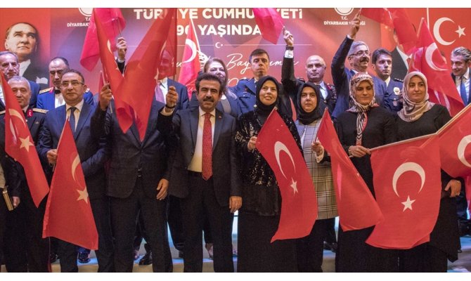 Diyarbakır'da evlat nöbeti tutan anneler de Cumhuriyet Bayramı törenine katıldı