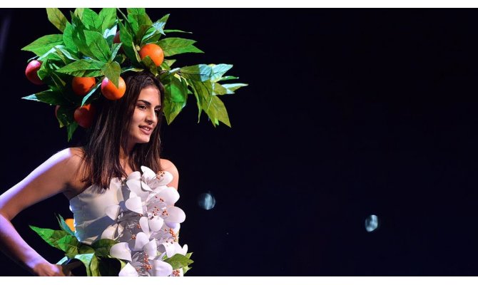Narenciye motifli kıyafetlerden oluşan defile