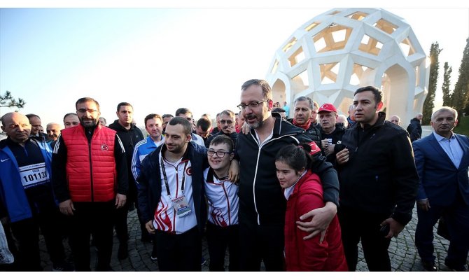 Bakan Kasapoğlu ve milli sporcular 15 Temmuz Şehitler Anıtı'nı ziyaret etti